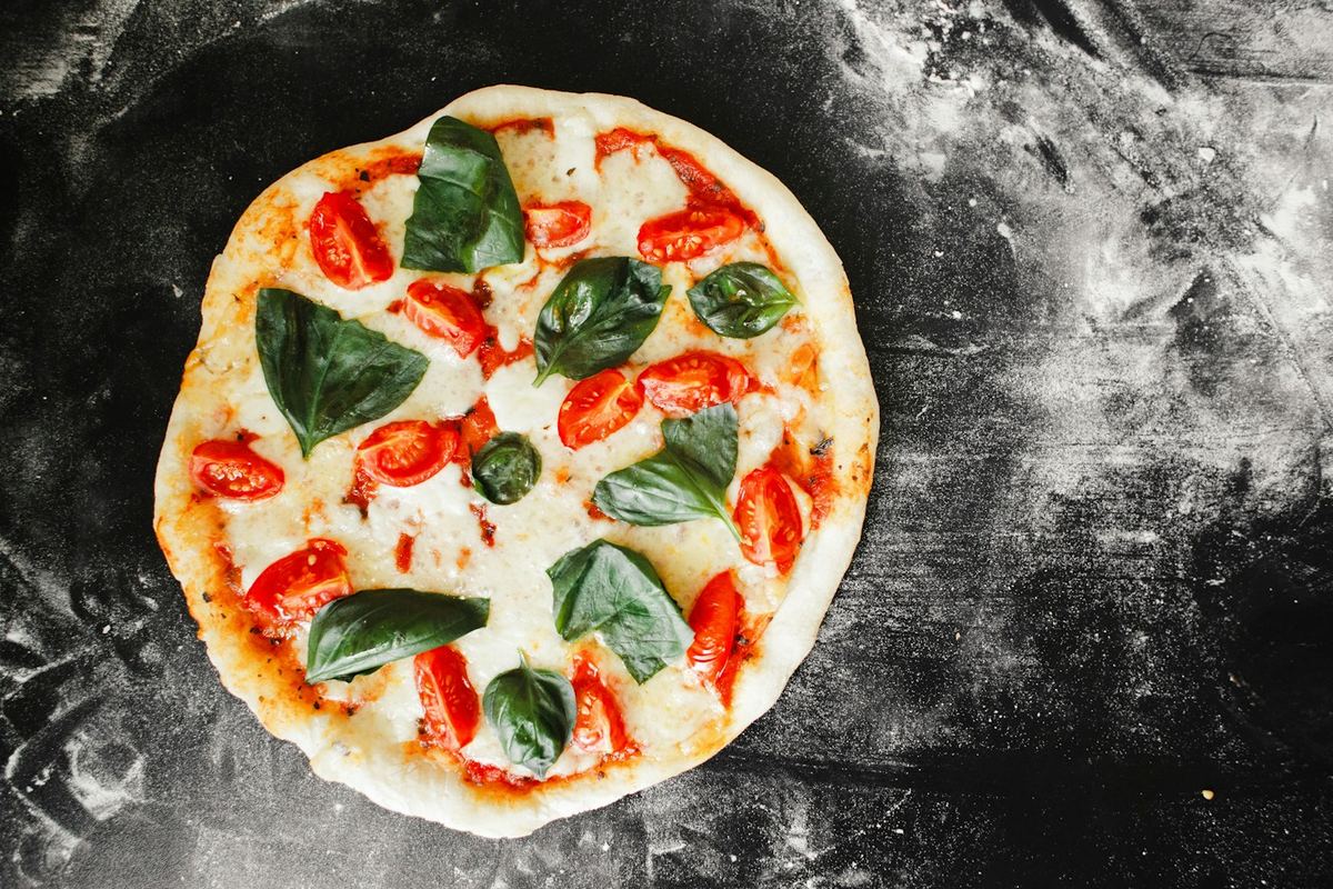 Pizza margherita su un piano infarinato