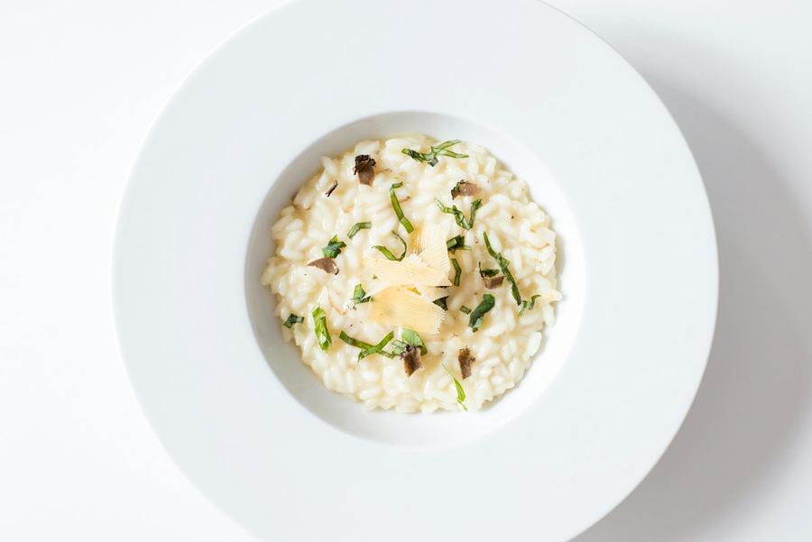 Risotto bianco in un piatto fondo