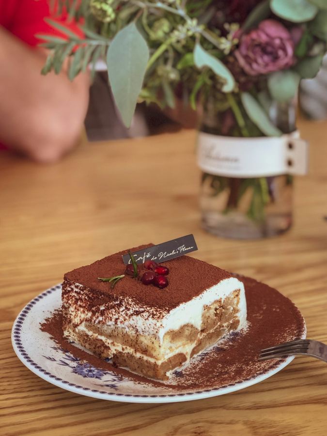 Fetta di tiramisù con cacao in polvere